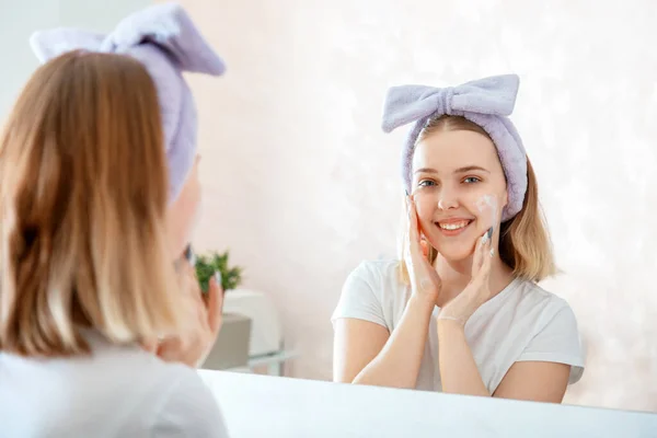 Skincare Routine For Teenage Girl With Acne