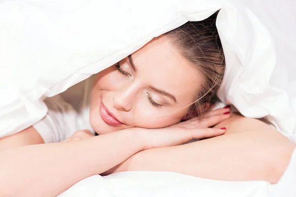 Top 8 Bedtime Habits For A Glowing Skin